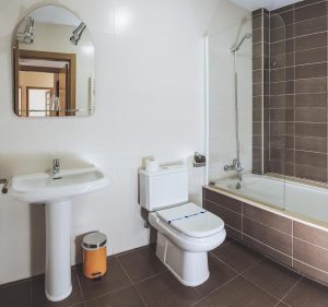 baño hostal apartamentos casanovas silleda